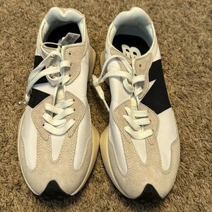 New Balance Navy 327 Sneakers size 8 fits more like 8 1/2